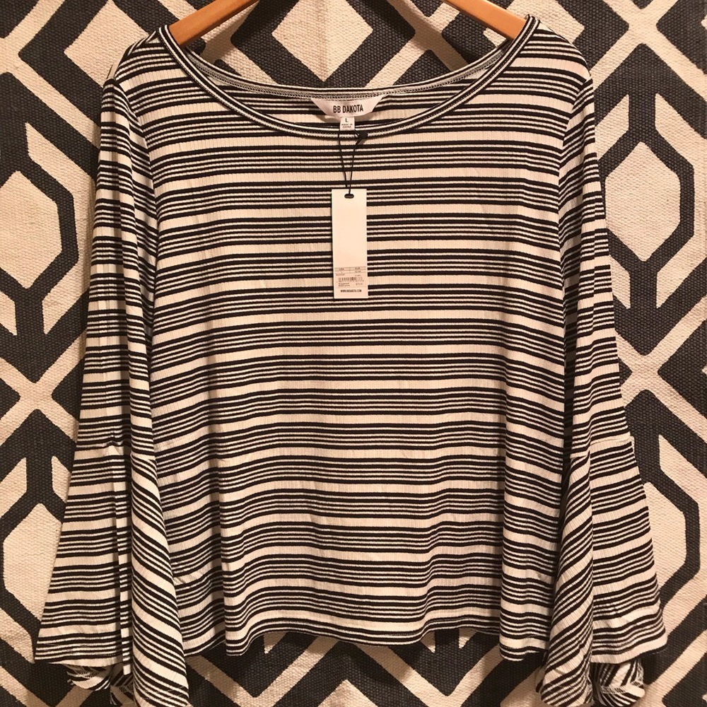 NWT BB Dakota Bell Sleeve Top - Picture 2 of 7